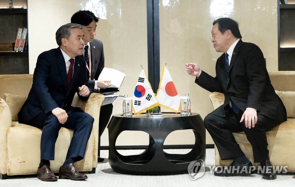 대화하는 이종섭 장관과 하마다 방위상