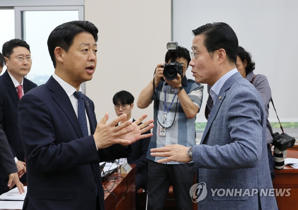 이태규 의원과 대화하는 김영호 교육위 법안심사소위원장