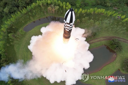 작년 7월 북한 매체가 공개한 ICBM '화성-18형' 시험발사 장면