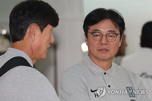 근심 가득한 표정의 황선홍 감독