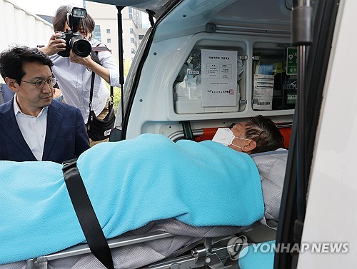 다른 병원으로 이송되는 이재명 대표