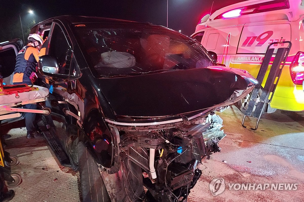 통영대전고속도로 사고로 파손된 승합차