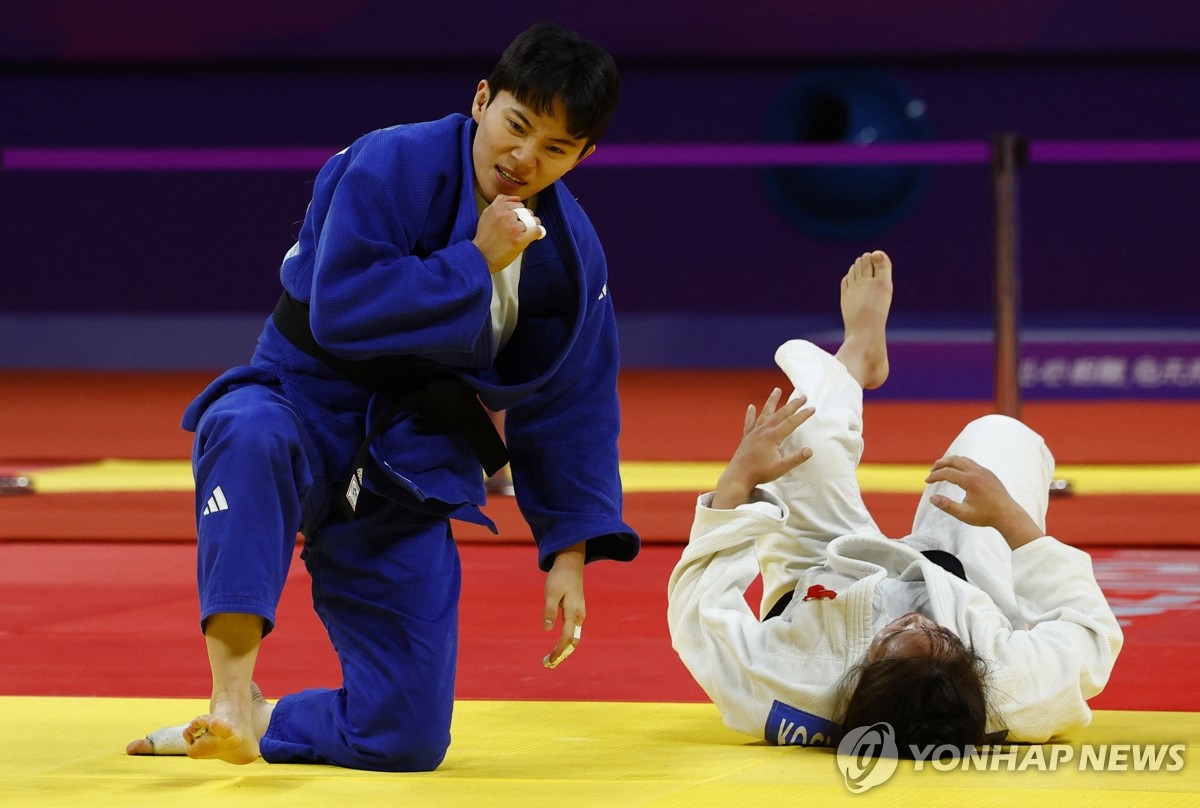유도 김지정, 여자 63kg급 동메달 결정전 한판승 (항저우 로이터=연합뉴스) 유도 대표팀 김지정(왼쪽)이 25일 중국 항저우 샤오산 린푸 체육관에서 열린 항저우 아시안게임 유도 여자 63kg급 동메달 결정전에서 키르기스스탄의 아디나 코치콘바예바를 상대로 경기를 펼치고 있다. 김지정은 경기 시작 2분 32초 만에 한판승으로 상대를 제압하며 동메달을 획득했다. / 연합뉴스