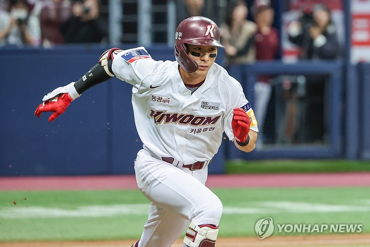 In this file photo from Oct. 10, 2023, Kiwoom Heroes outfielder Lee Jung-hoo runs to first base after hitting a groundball against the Samsung Lions during a Korea Baseball Organization regular season game at Gocheok Sky Dome in Seoul. (Yonhap)