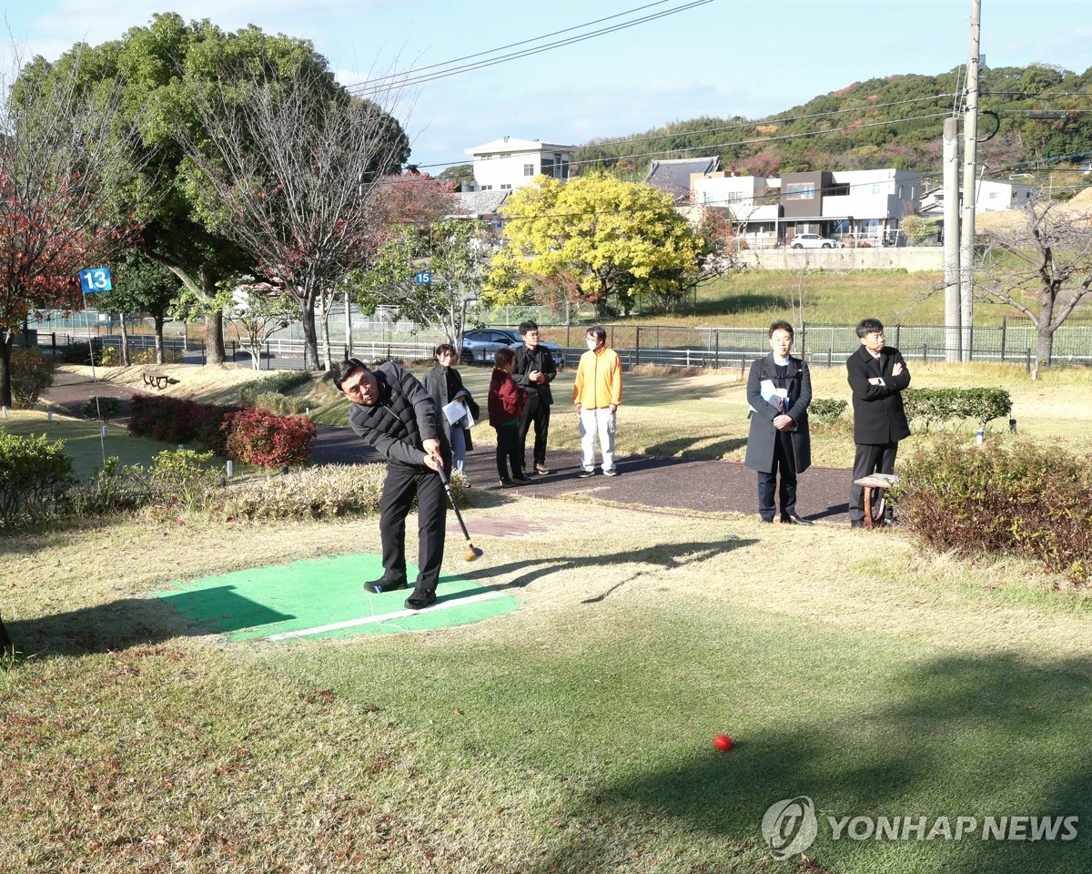 파크골프 체험하는 김두겸 울산시장