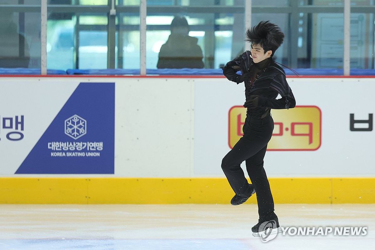 점프하는 차준환