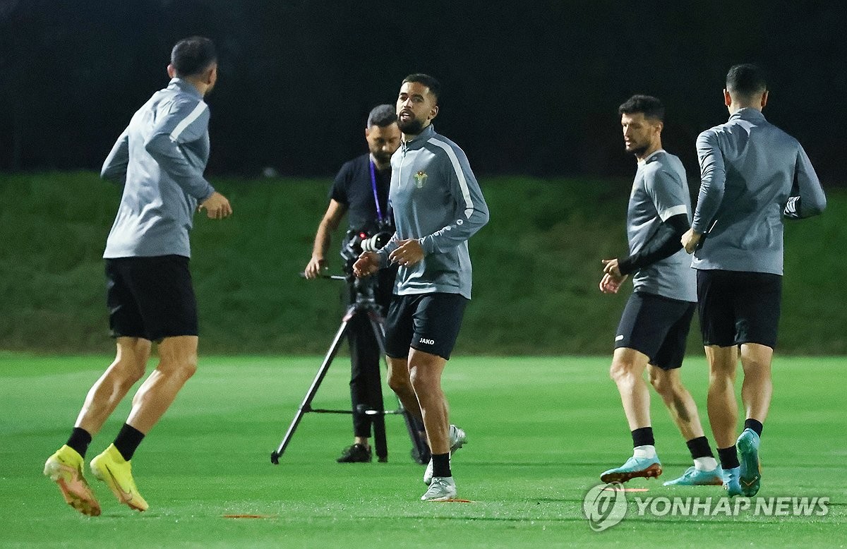 몸풀기 운동하는 요르단 선수들
