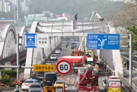 Un hombre sobre un puente de Seúl