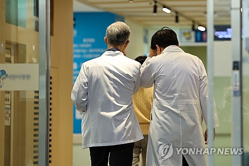 서울의대교수들, 30일 진료 전면 중단…"의사수 추계 연구 공모"