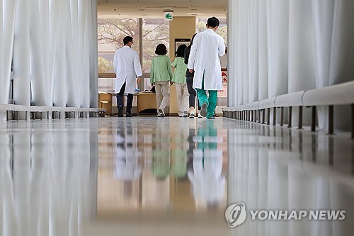 정부 "의대교수 휴진 대응인력 파견…혈관스텐트 수가 2배 인상"
