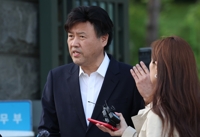 석방된 김용 "거짓말로 사건 만들어…조작검찰 범죄 밝혀질 것"