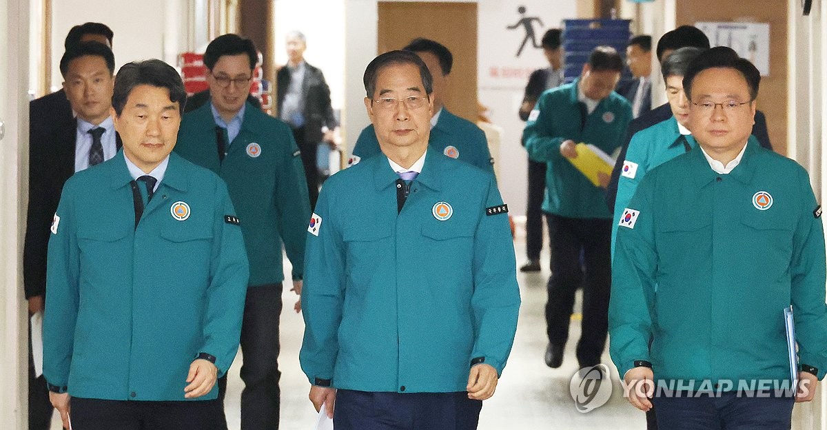 Prime Minister Han Duck-soo (C) enters a conference room in Seoul to hold a press briefing on May 16, 2024. (Yonhap)