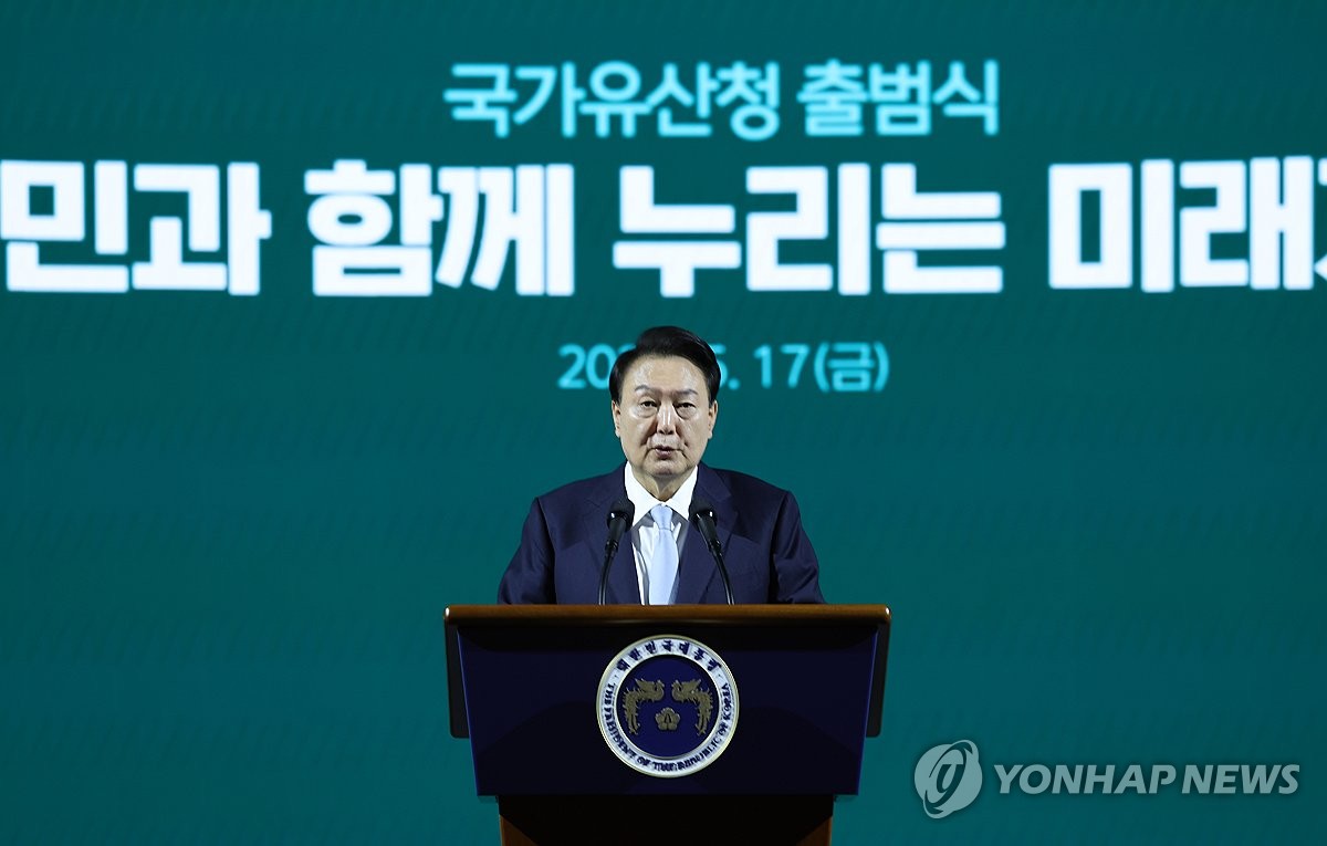 El presidente surcoreano, Yoon Suk Yeol, pronuncia unas palabras durante la ceremonia de lanzamiento del Servicio de Patrimonio de Corea del Sur, el 17 de mayo de 2024, en el complejo gubernamental de Daejeon, a 139 kilómetros al sur de Seúl.