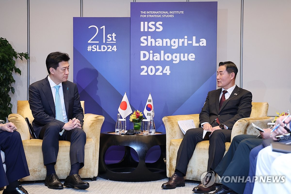 South Korean Defense Minister Shin Won-sik (R) and his Japanese counterpart, Minoru Kihara, hold talks on the sidelines of the Shangri-La Dialogue in Singapore on June 1, 2024. (Yonhap)