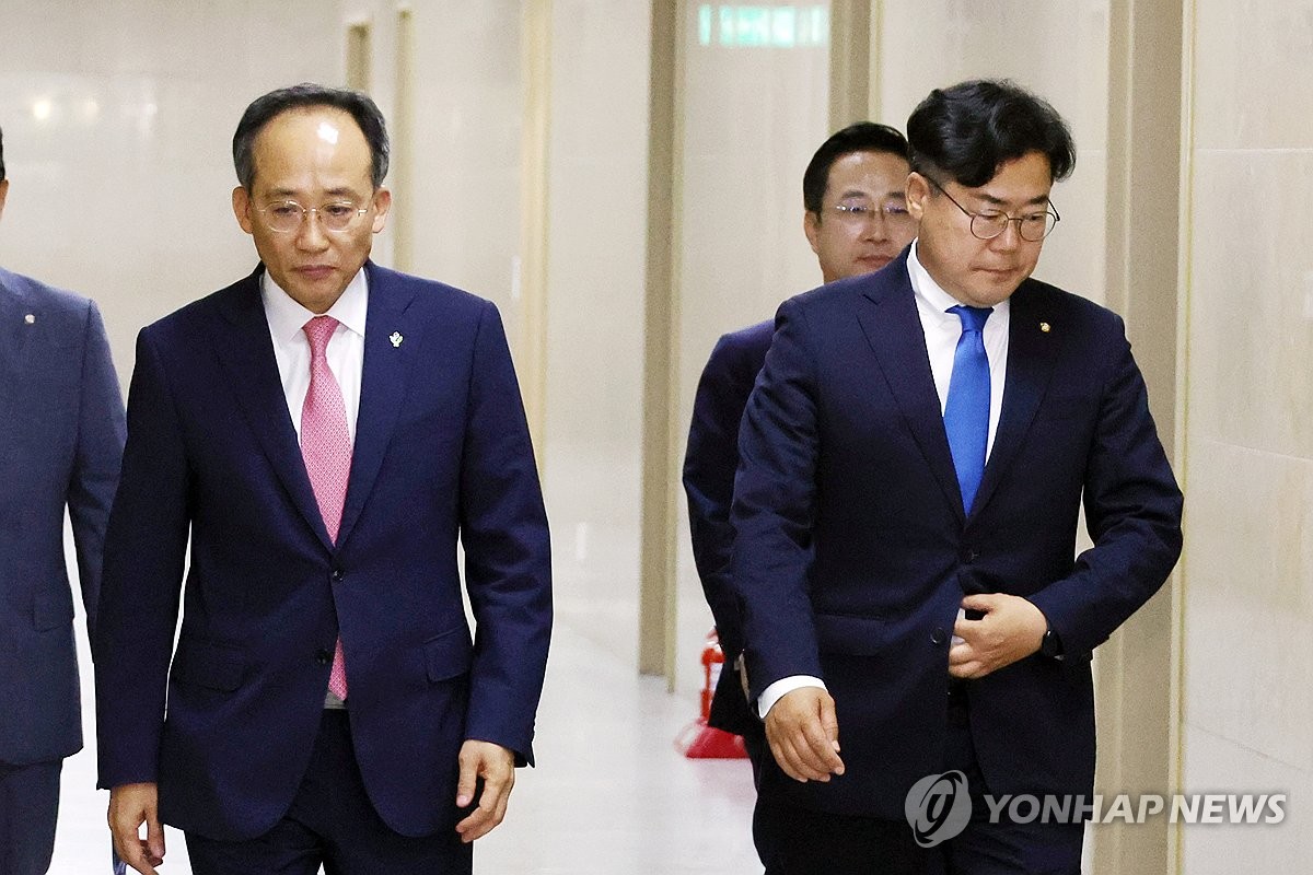Rep. Choo Kyung-ho (L), floor leader of the ruling People Power Party, and his main opposition Democratic Party counterpart, Park Chan-dae, look gloomy at the National Assembly in Seoul on June 5, 2024, as their negotiations failed on how to divide the committees of the newly launched 22nd parliament. (Yonhap)