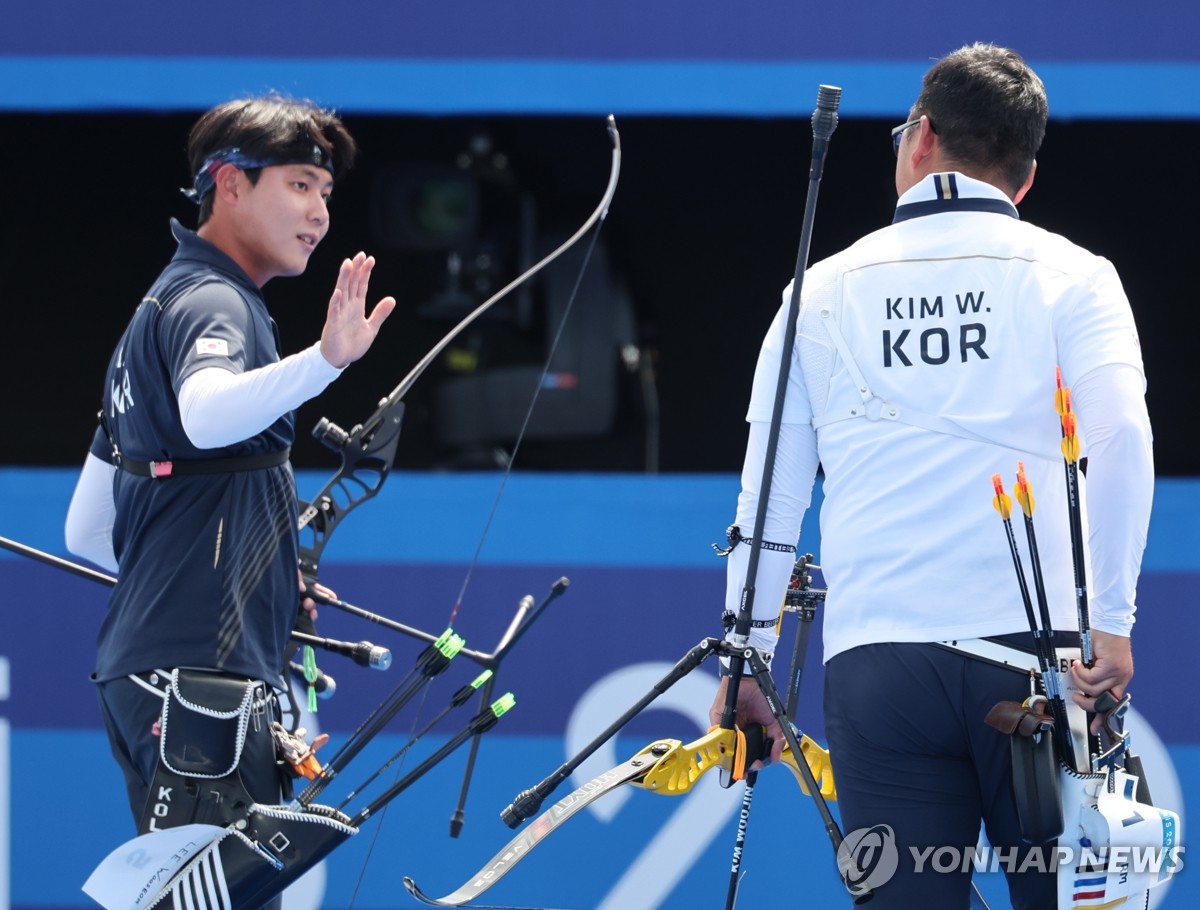 이우석과 하이파이브하는 김우진