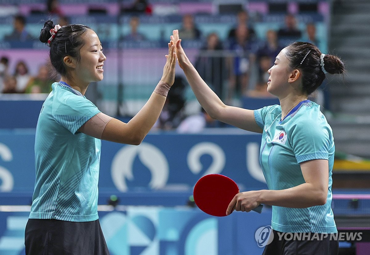 신유빈과 전지희 첫 번째 게임 승리