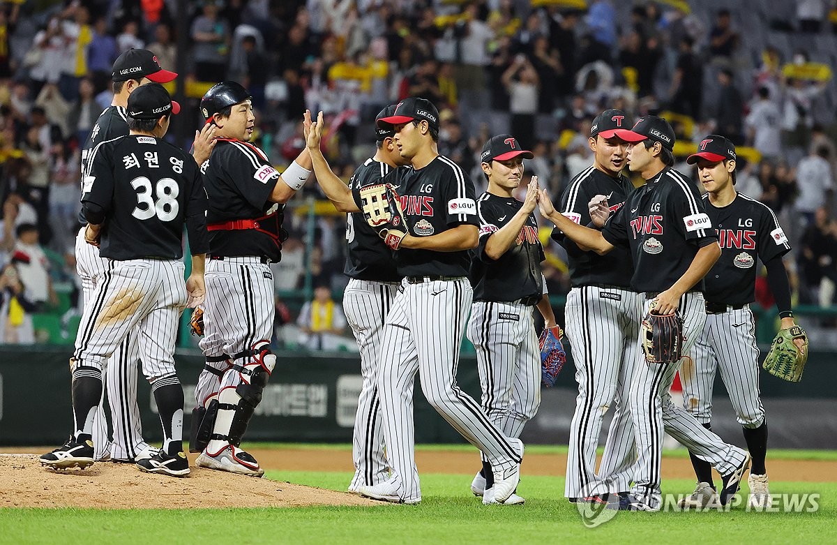 In this file photo from Sept. 24, 2024, LG Twins players celebrate their 14-5 win over the SSG Landers in a Korea Baseball Organization regular-season game at Incheon SSG Landers Field in Incheon, just west of Seoul. (Yonhap)