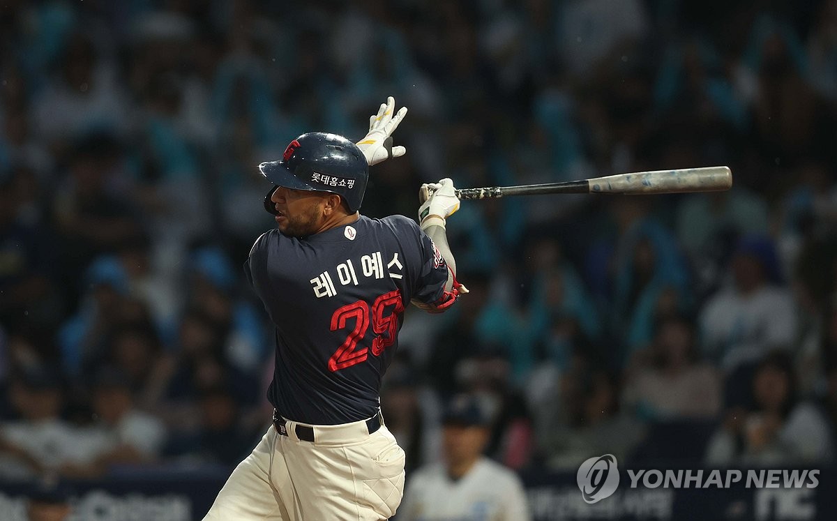 Victor Reyes of the Lotte Giants hits a single against the NC Dinos during the clubs' Korea Baseball Organization regular-season game at Changwon NC Park in Changwon, South Gyeongsang Province, on Oct. 1, 2024. It was Reyes' 201st hit of the season, tying the all-time record. (Yonhap)