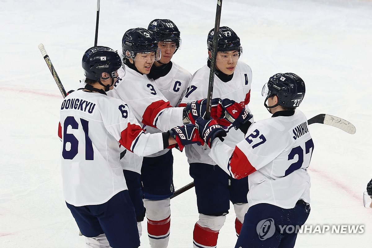 네 번째 득점에 기뻐하는 대표팀 선수들