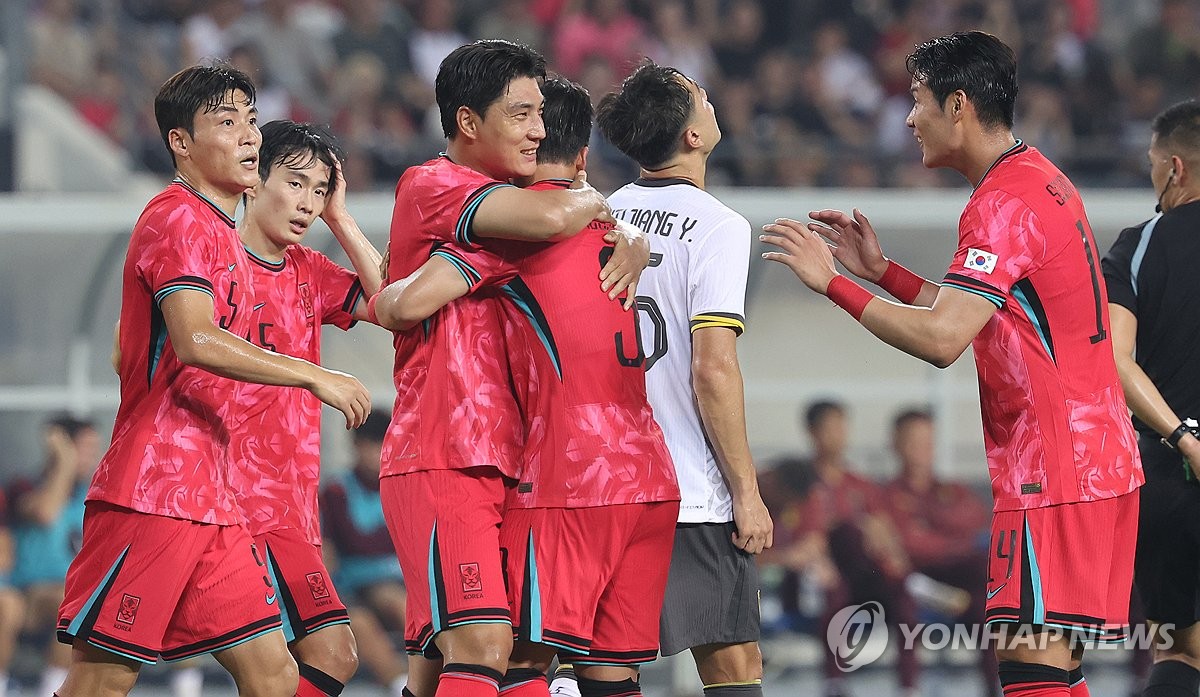 하이파이브 하는 주민규