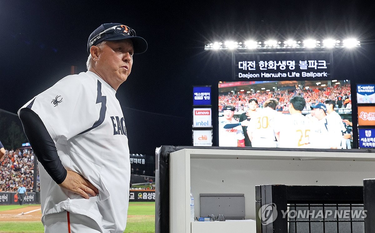 폰세 바라보는 김경문 감독