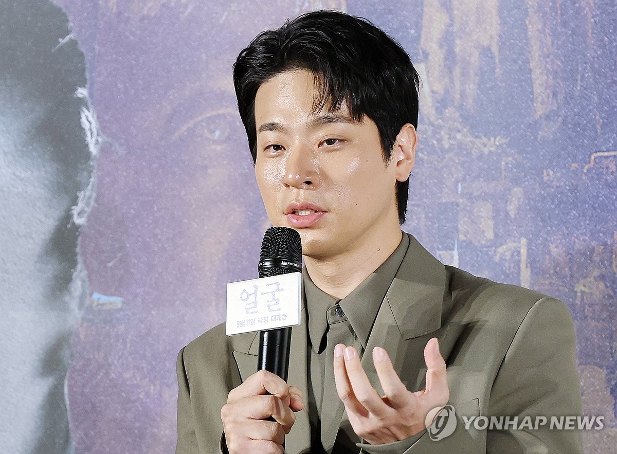 질문에 답하는 박정민