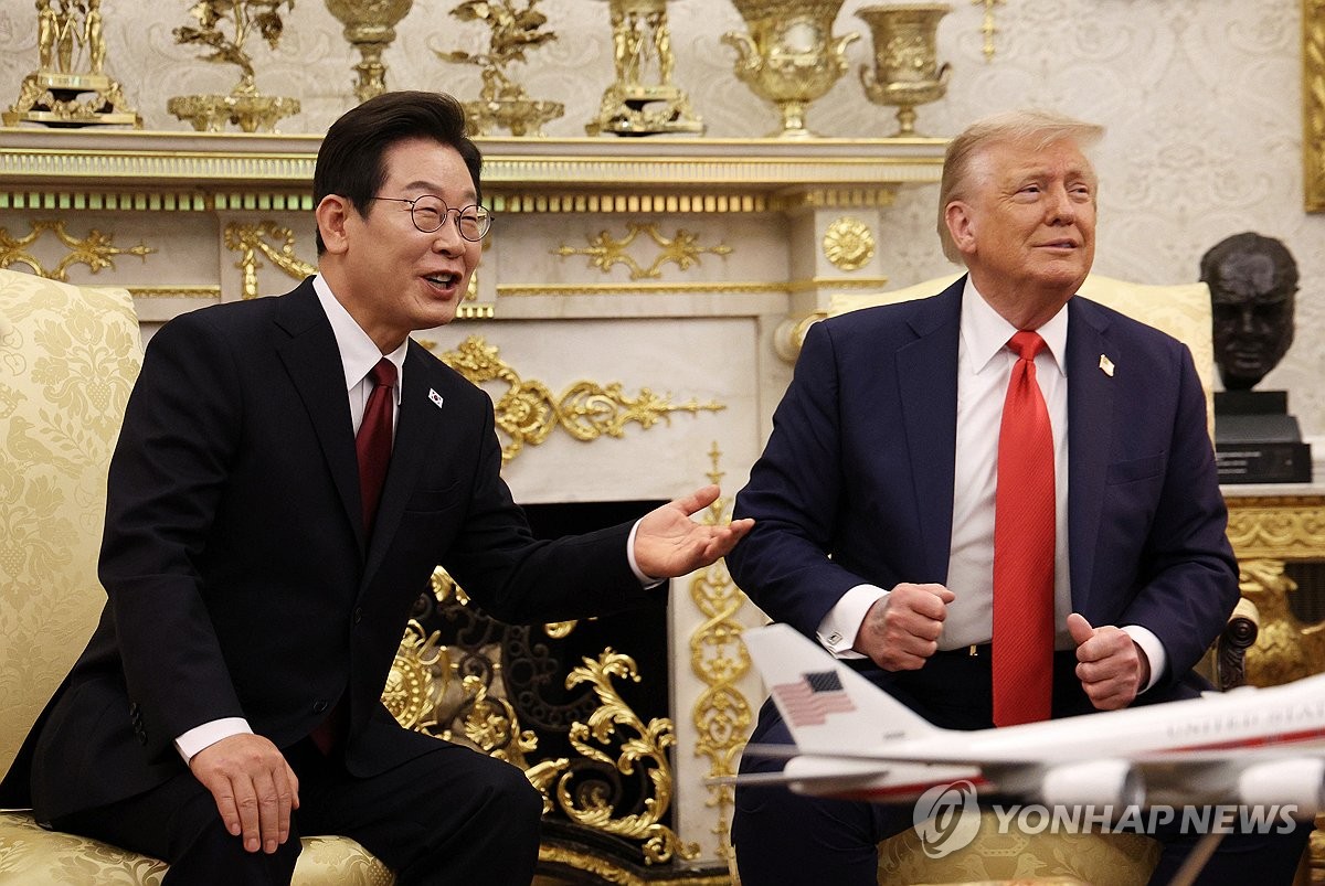 <strong>한·미 대통령, 정상회담</strong>
<p>이재명 대통령과 도널드 트럼프 미국 대통령이 25일(현지시간) 미국 워싱턴DC 백악관에서 정상회담을 하고 있다. </p>
한·미 대통령, 정상회담