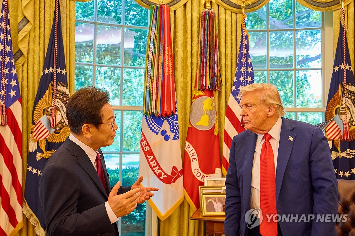 <strong>이재명 대통령, 트럼프 대통령 집무실에서 대화</strong>
<p>이재명 대통령이 25일(현지시간) 미국 워싱턴DC 백악관 오벌오피스에서 열린 한미 정상회담뒤 도널드 트럼프 미국 대통령과 대화하고 있다. </p>
<p> </p>
이재명 대통령, 트럼프 대통령 집무실에서 대화