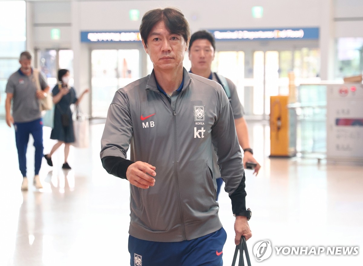 출국하는 홍명보 감독