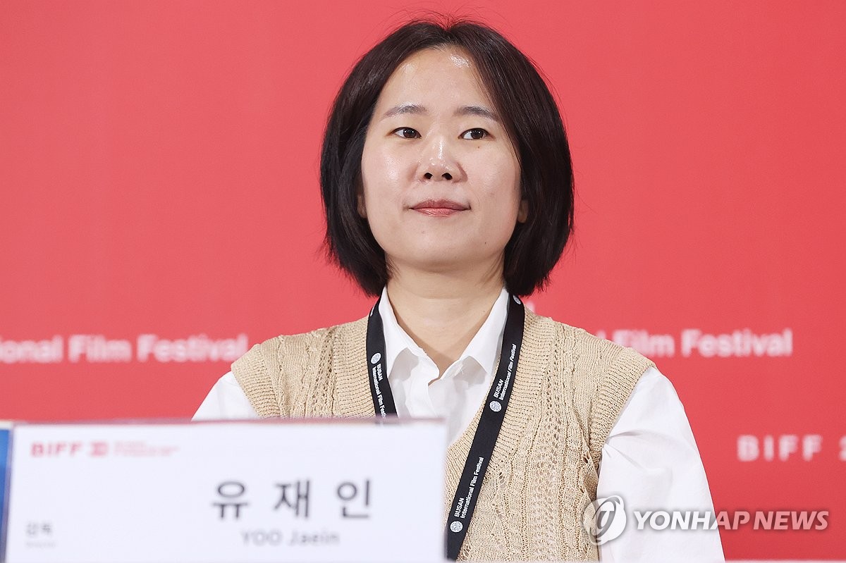 질문 듣는 유재인 감독