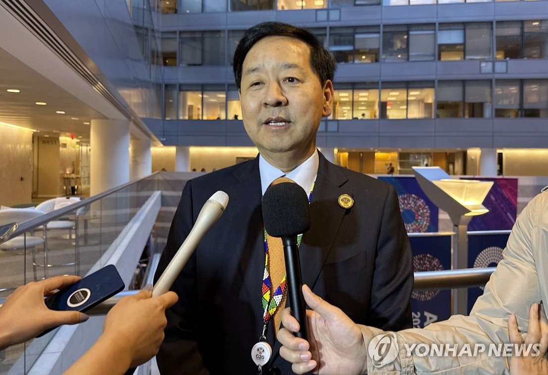 国際通貨基金（ＩＭＦ）本部で記者団の取材に応じる具潤哲・経済副首相兼企画財政部長官＝１６日、ワシントン（聯合ニュース）