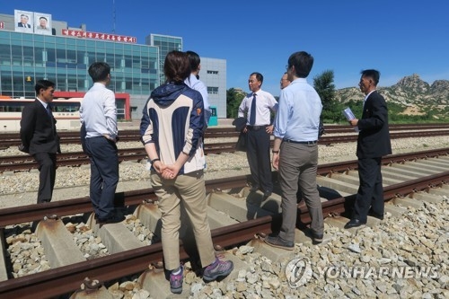 الكوريتان تجريان الفحص المشترك للجزء الشمالي من خط "كيونغوي" للسكك الحديدية اليوم - 1