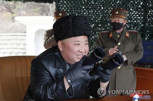 كوريا الشمالية تختبر قاذفة صواريخ ضخمة متعددة مع تقليص الفارق الزمني وقت الإطلاق في أحدث اختبارات الأسلحة - 2