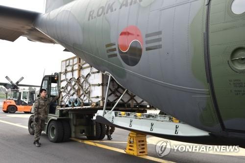 طائرتان كوريتان تعودان للوطن بعد إحضار عباءات طبية من ميانمار - 1