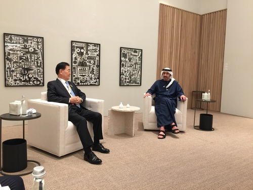 وزير الخارجية الكوري الجنوبي يعقد اجتماعا مع نظيره الإماراتي في دبي - 1