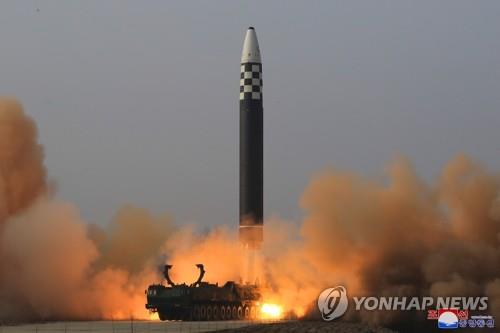مصادر: سيئول وواشنطن تقولان إن كوريا الشمالية أطلقت صاروخ هواسونغ-15 وليس صاروخا جديدا الأسبوع الماضي