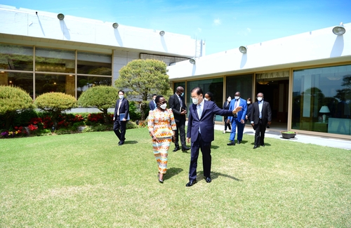 وزير الخارجية يناقش مع نظيرته من تنزانيا سبل تعزيز التعاون بين البلدين