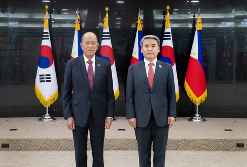 وزيرا الدفاع الكوري الجنوبي والفلبيني يناقشان التعاون في صناعة الأسلحة