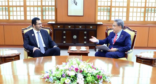 وزير الخارجية الكوري يناقش مع وزير الصناعة الإماراتي سبل تطوير العلاقات الثنائية بين البلدين