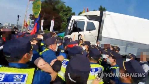 (جديد) استمرار إضراب سائقي شاحنات البضائع لليوم الثاني - 2