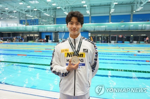 فوز السباح الكوري الجنوبي هوانغ سون-وو بالميدالية الفضية