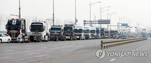 (جديد) إضراب سائقي الشاحنات يعيق الشحنات في صناعات الأسمنت والصلب