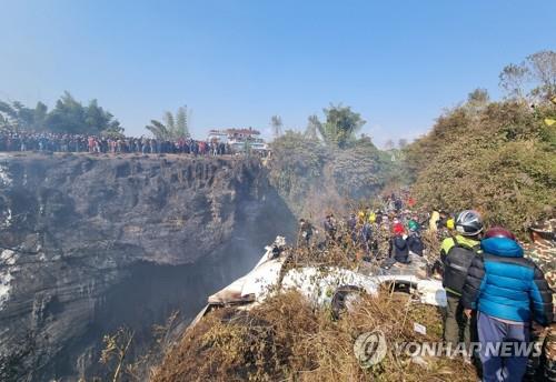 استئناف عملية البحث عن المفقودين في حادث تحطم طائرة في نيبال، وعلى متنها كوريان جنوبيان - 1