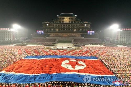 كوريا الشمالية تقيم عرضا عسكريا في بيونغ يانغ بمناسبة الذكرى السنوية لتأسيس القوات المسلحة
