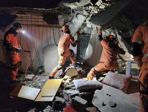 (زلزال تركيا) فريق الإنقاذ الطارئ الكوري ينقذ رجل سبعيني