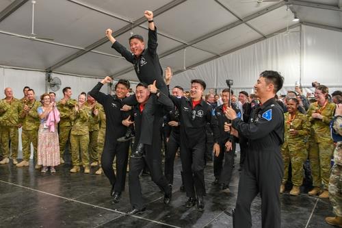 فريق «النسور السوداء» الكوري الجنوبي يفوز بالجائزة الأولى في العرض الجوي الأسترالي