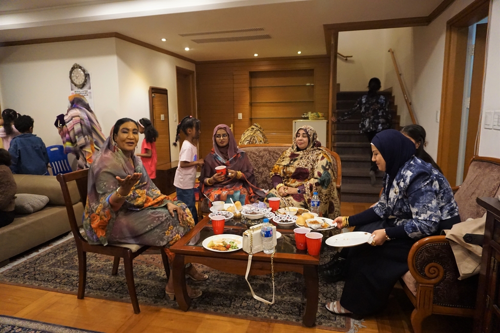 (رمضان في كوريا) السفيرة السودانية تقيم مأدبة إفطار للجالية السودانية في كوريا - 6