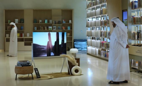 إل جي إلكترونيكس تعرض تلفزيون Posé من مجموعة Objet في مكتبة الشارقة في الإمارات