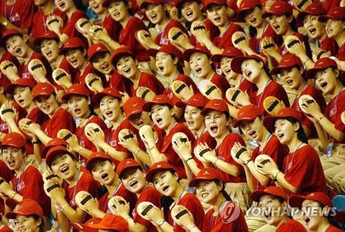 资料图片：2003年亮相大邱大运会的朝鲜拉拉队（韩联社）